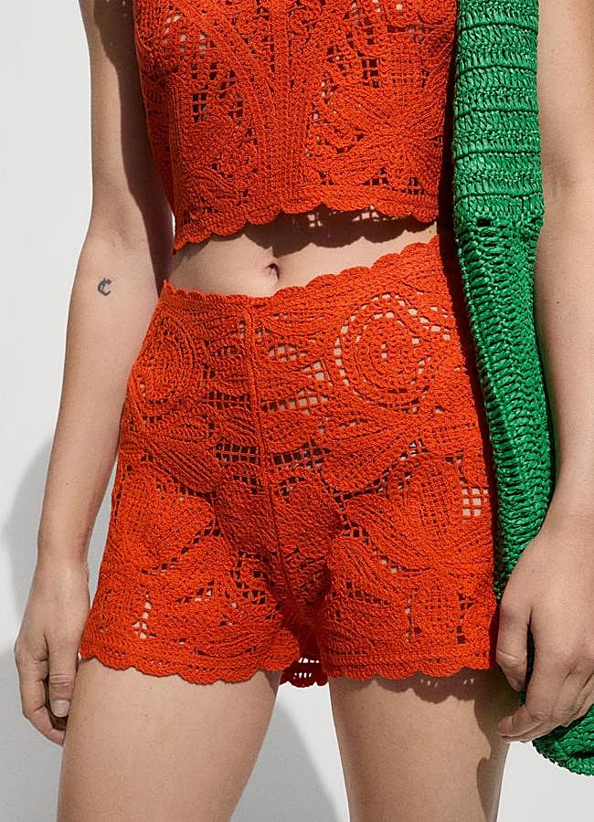 Imagen - Shorts en crochet y color rojo de Mango.