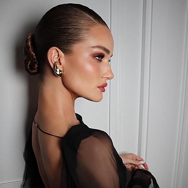 Spray, polvos y stick: tres opciones distintas para mantener el maquillaje intacto en eventos de verano