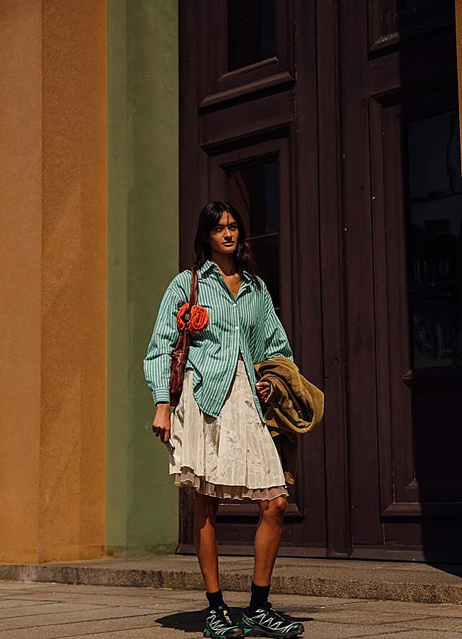 Imagen - Un look con bolso y detalle de pinza flor. Foto: Launchmetrics spotlight.