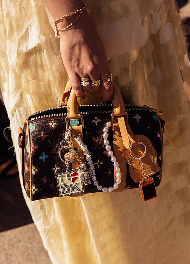 Imagen - Bolso con accesorios. Foto: Launchmetrics spotlight.