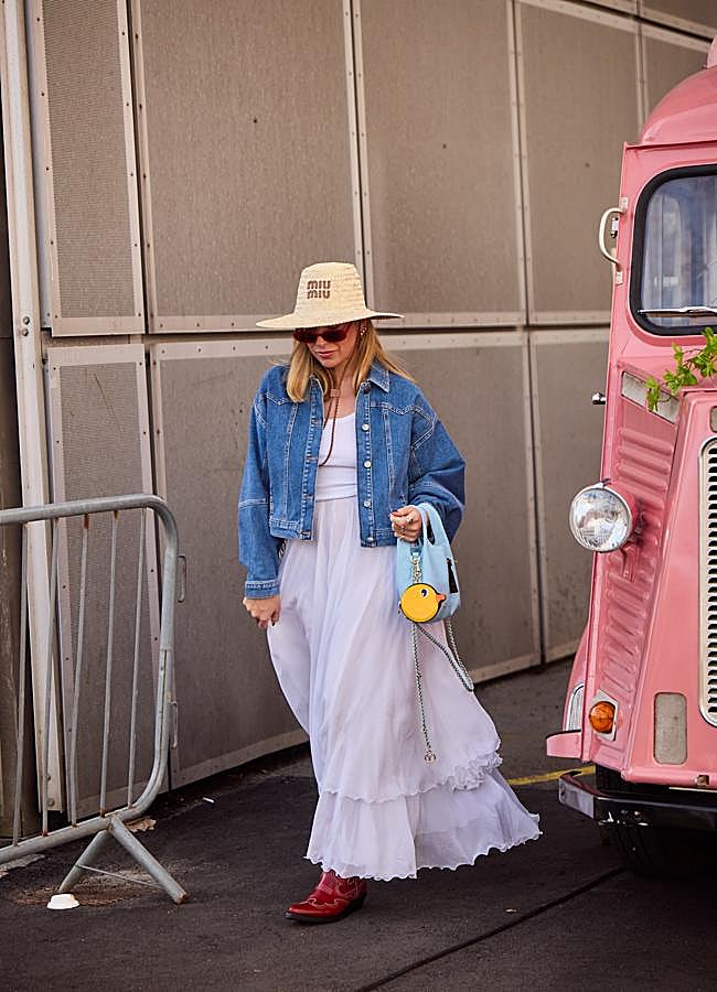 Imagen - Un look con bolso y llavero. Foto: Launchmetrics spotlight.