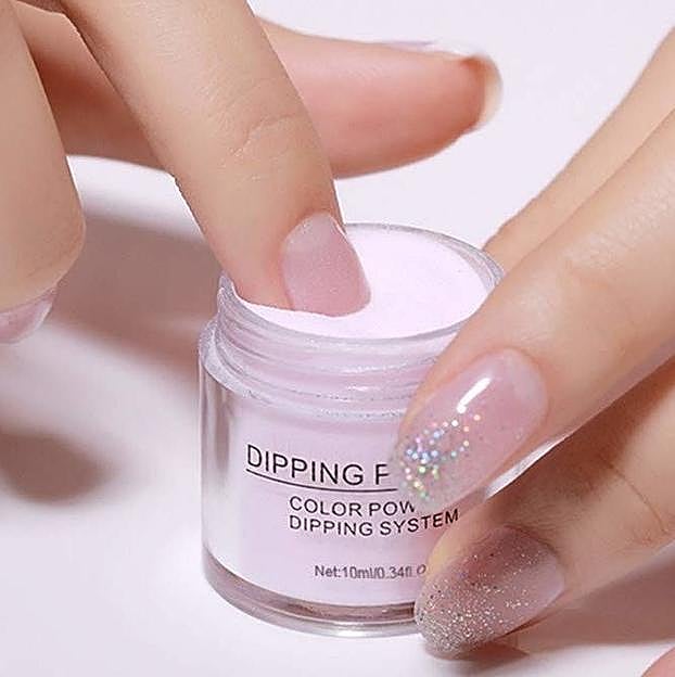 Así se hace la manicura dipping.