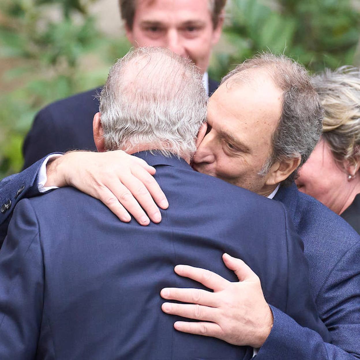 Juan Gómez Acebo, que ha fallecido hoy, se abraza a su tío, el rey Juan CArlos, en el funeral de su hermano Fernando en marzo.