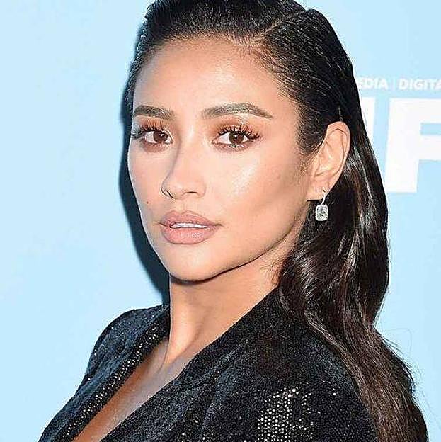 Shay Mitchell con peinado efecto mojado con ondas al agua