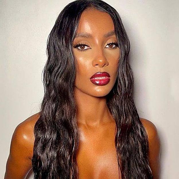 Modelo con pelo suelto ondulado efecto mojado