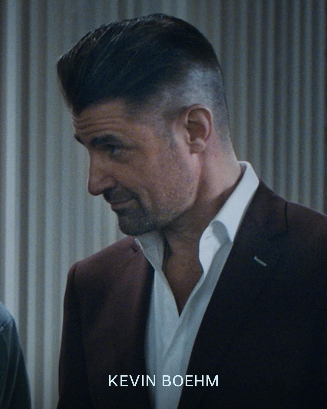 Kevin Boehm hablando de las dificultades por las que atraviesa un profesional de la hostelería en la secuencia que comparte con Carmy Berzatto.