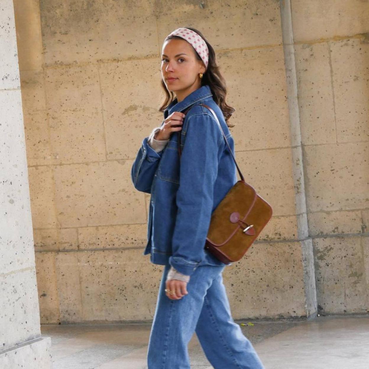 Influencer con cazadora vaquera