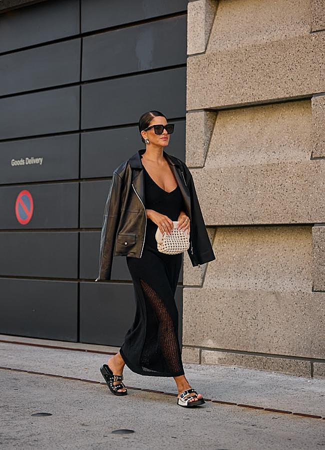 Imagen - Estilismo con vestido de transparencias y prendas rockeras.