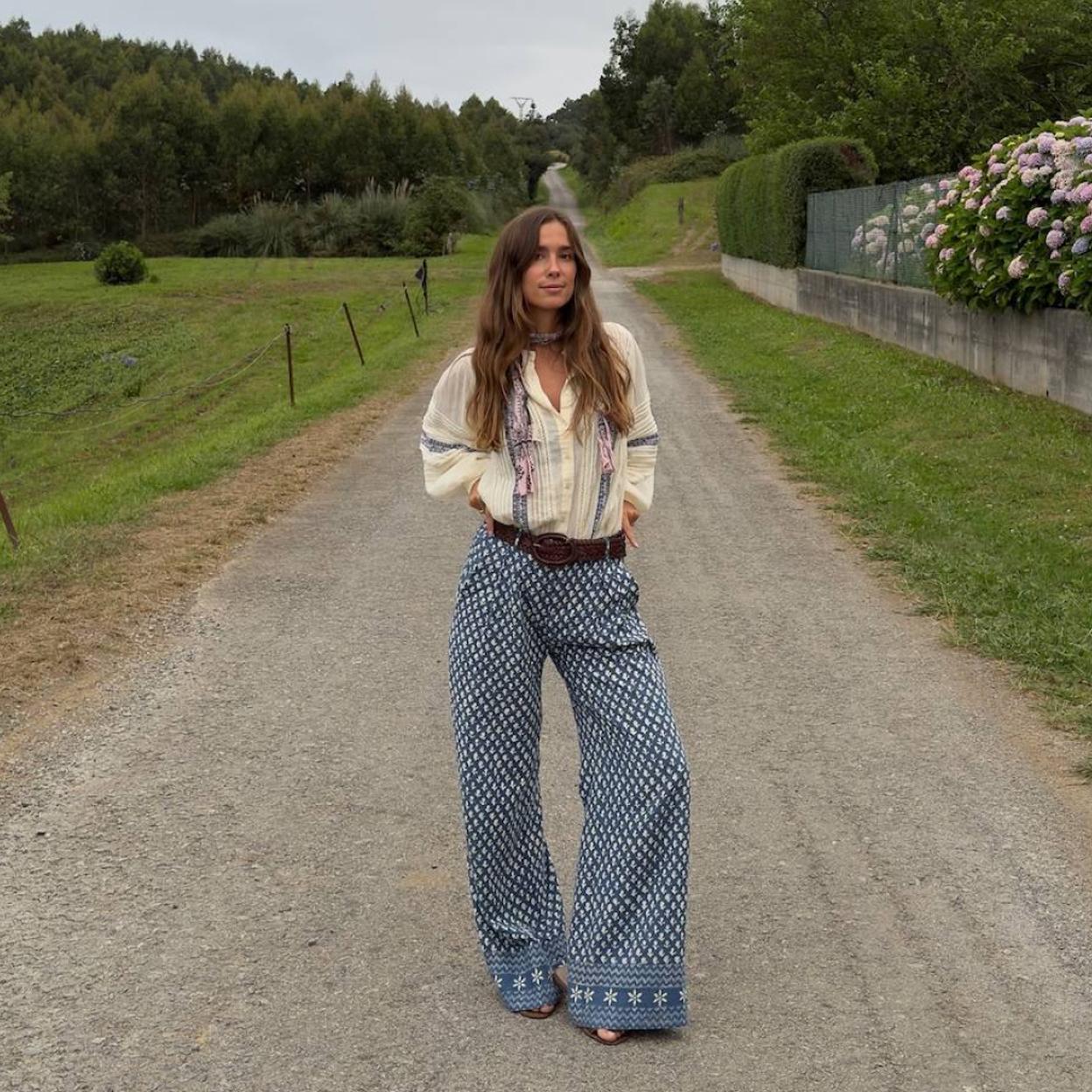 Influencer con pantalones anchos estampados