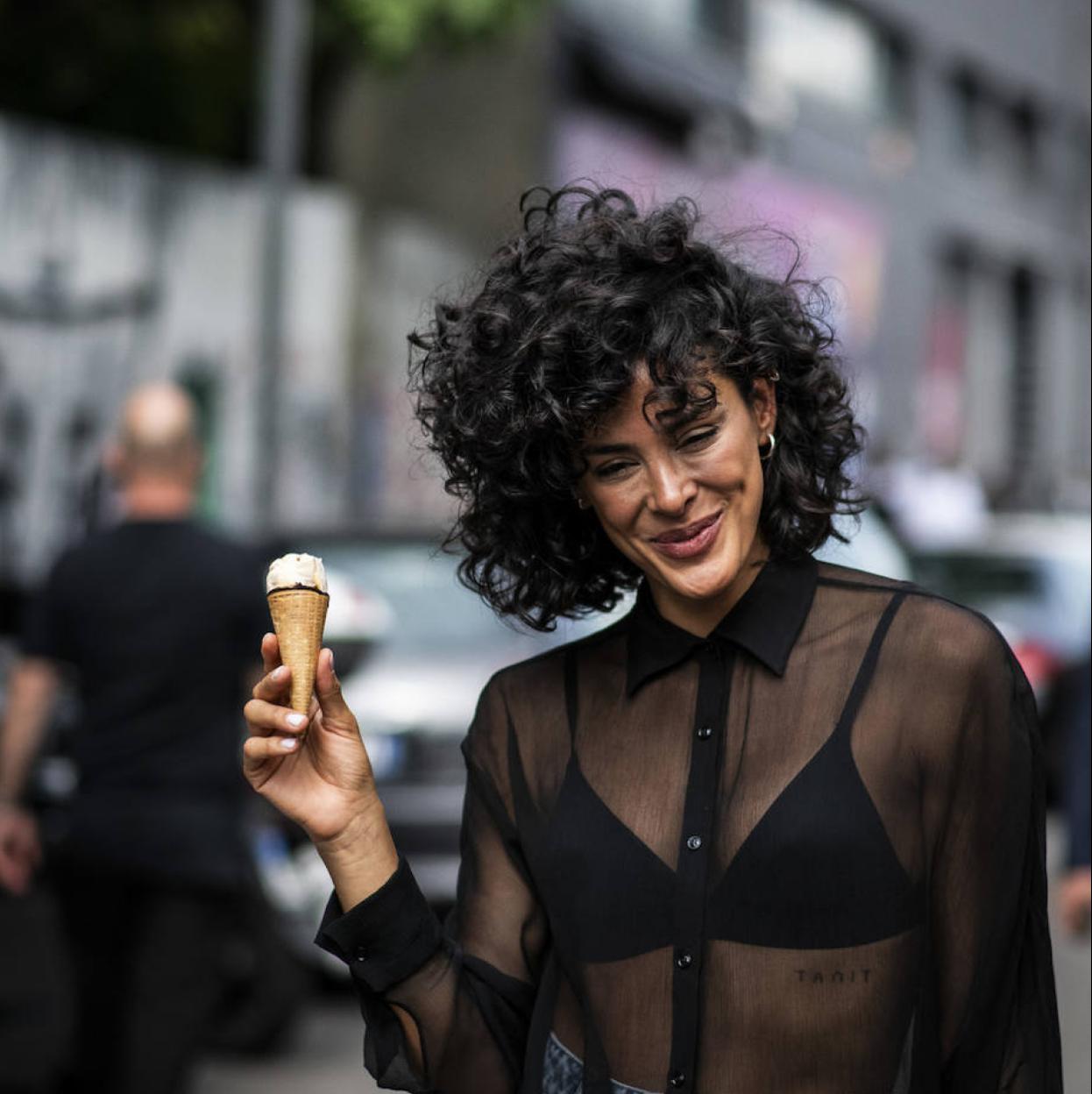 Influencer con pelo rizado