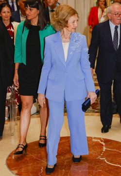 Imagen secundaria 2 - La reina Sofía con diseños de Alejandro de Miguel.