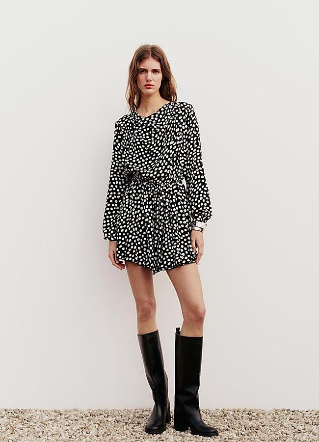 Imagen - Vestido corto con estampado de lunares de Zara.