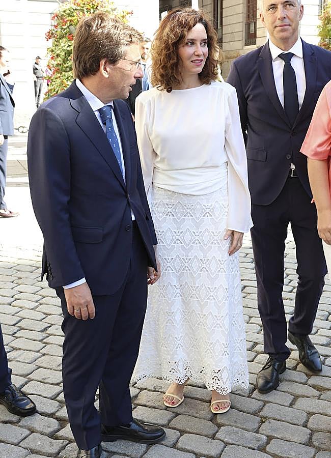 Imagen - Isabel Díaz Ayuso con un falda blanca encaje. / GTRES