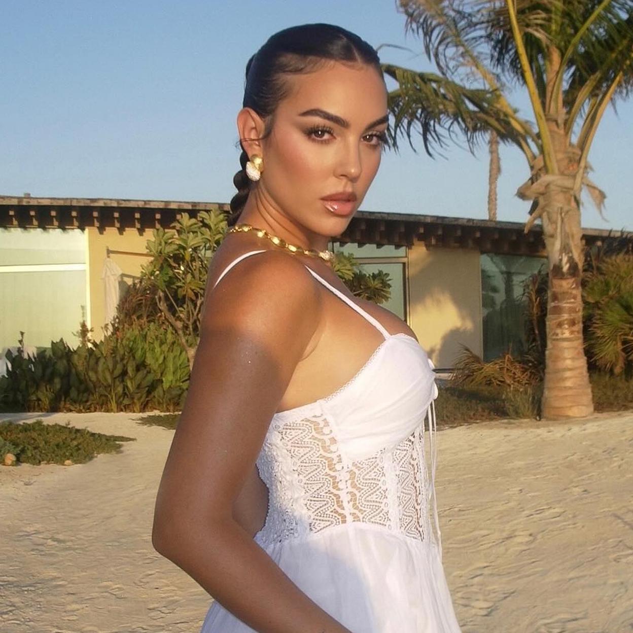 Georgina Rodríguez con el vestido blanco.