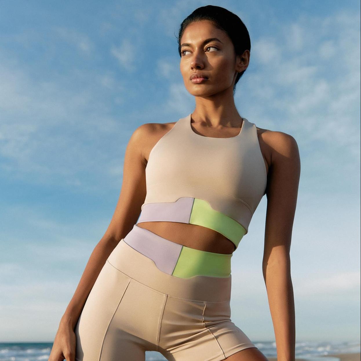 Mujer practicando yoga en la playa. 