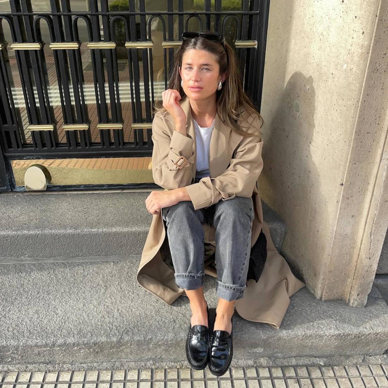 Influencer con mocasines clásicos en look de entretiempo