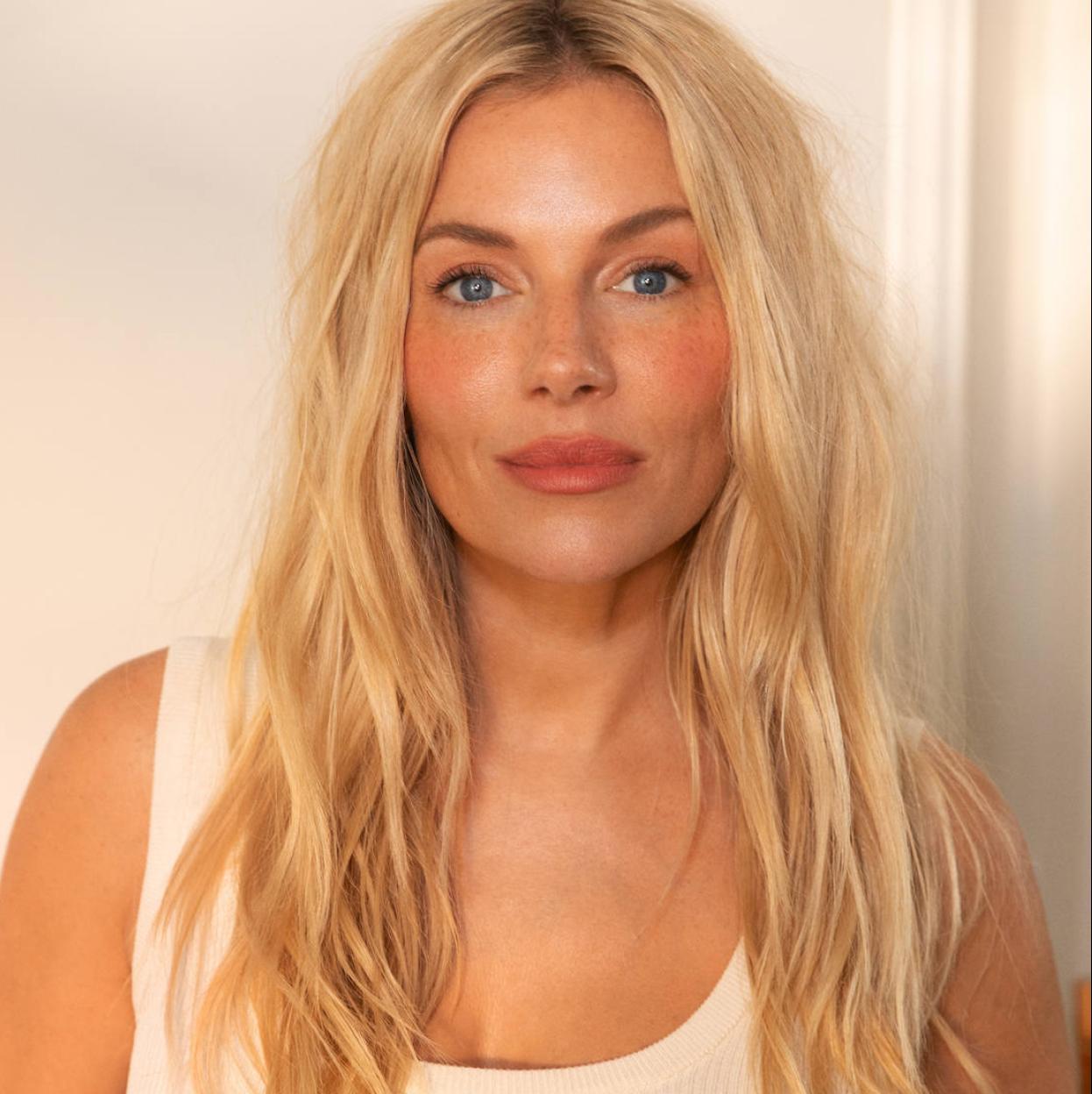 Sienna Miller con un maquillaje glow.