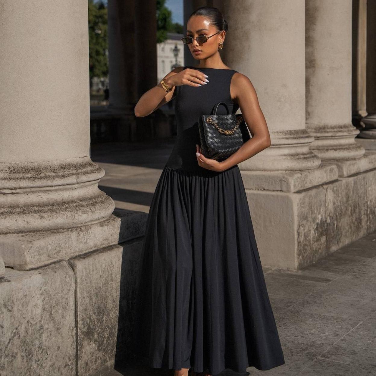 Influencer con vestido negro con vuelo