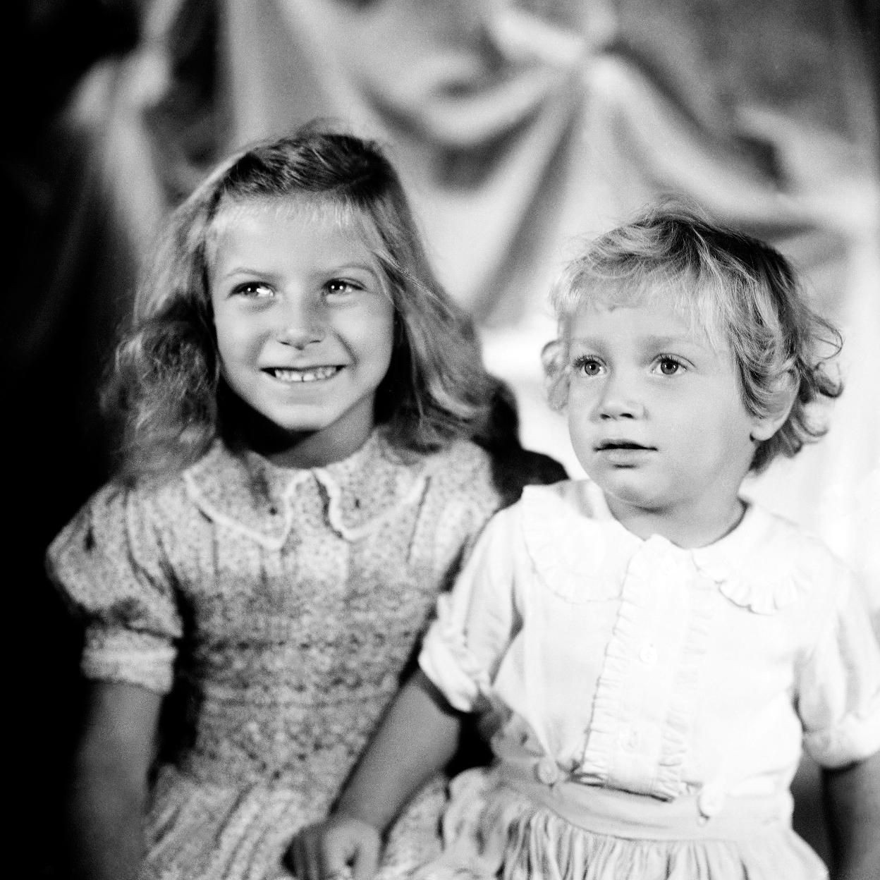 Tatiana RAdziwiil cuando era una niña, con su hermano George de Grecia.