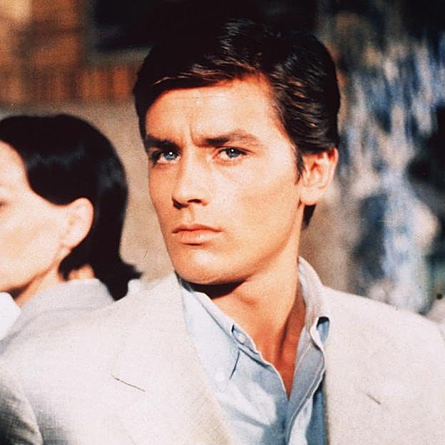 En los años 90, Alain Delon se ganó las burlas populares por su egocentrismo. 