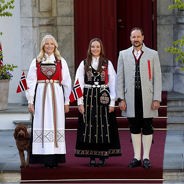 Mette-Marit y Haakon con su hija Ingrid. 