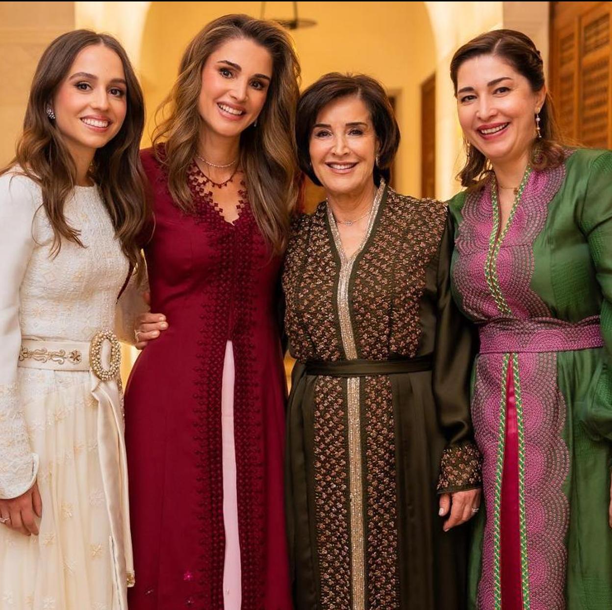 Rania de Jordania junto a su hija Iman, su madre y su hermana, de verde, Dina Yassin. 