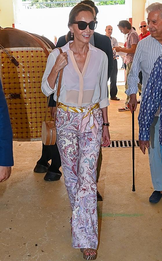 Imagen - Isabel Preysler con uno de sus looks preferidos formado por pantalón estampado y blusa.  GTRES. .
