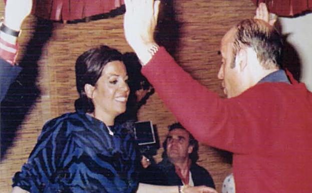 Yeyo Llagostera baila con Christina Onassis. 