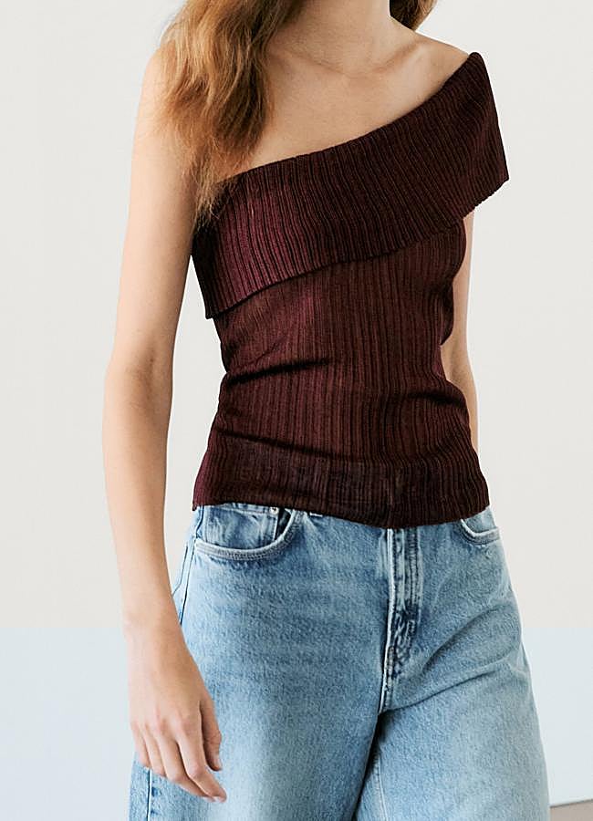 Imagen - Top asimétrico en burdeos de Massimo Dutti.