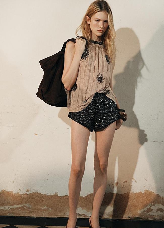 Imagen - Top bordados con detalle flor de Zara.