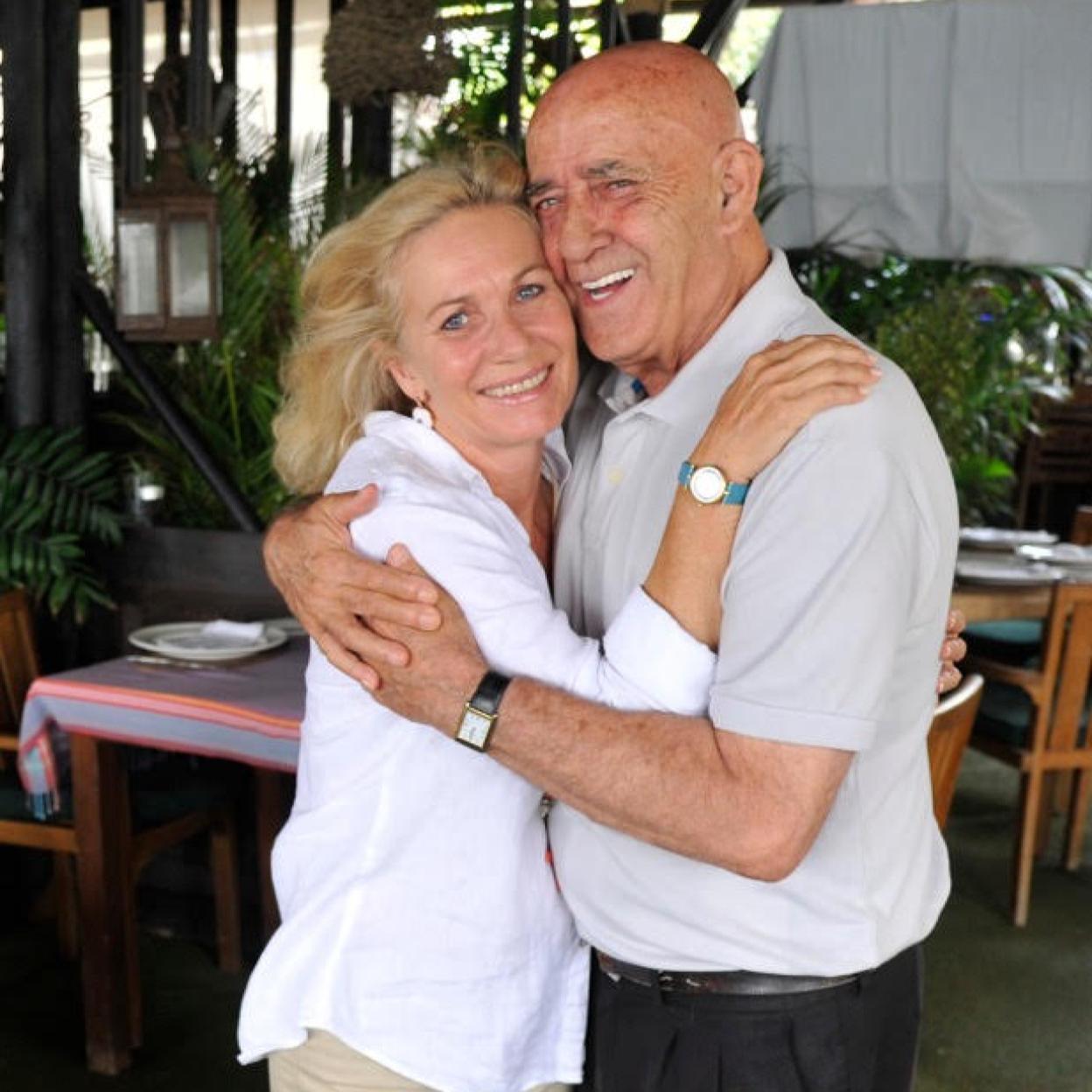 Yeyo Llagostera, junto a su pareja, Karine Maeck, la relaciones públicas mejor relacionada de la Costa del Sol. 