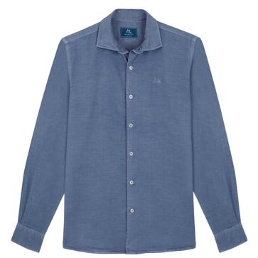 Imagen secundaria 1 - La reina Sofía anima al rey Felipe en la competición de vela con un look marinero con camisa de lino y pantalones blancos