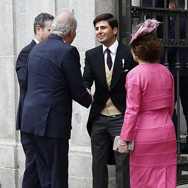 Juan Urquijo, novio de Irene Urdangarin, saluda al rey don Juan Carlos en la boda de Teresa Urquijo y Jose Luis Martínez-Almeida el pasado 6 de abril.