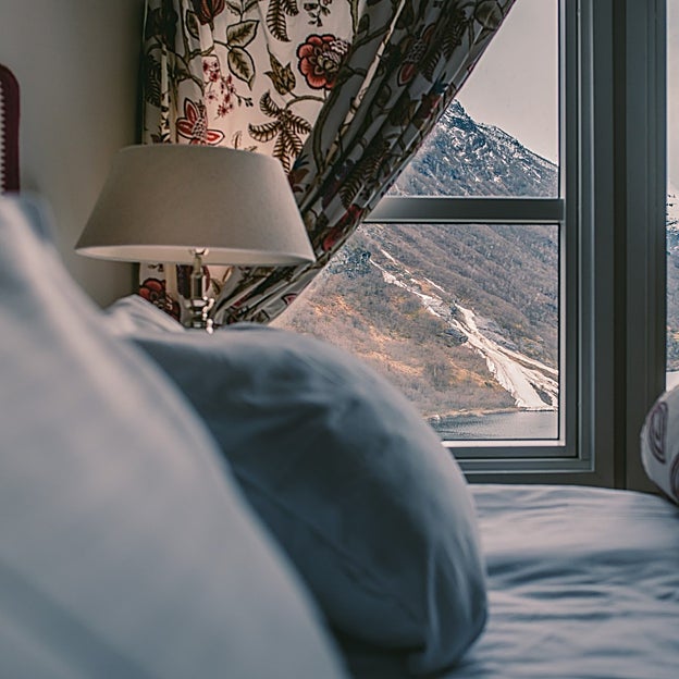 El hotel tiene vistas a los fiordos. 