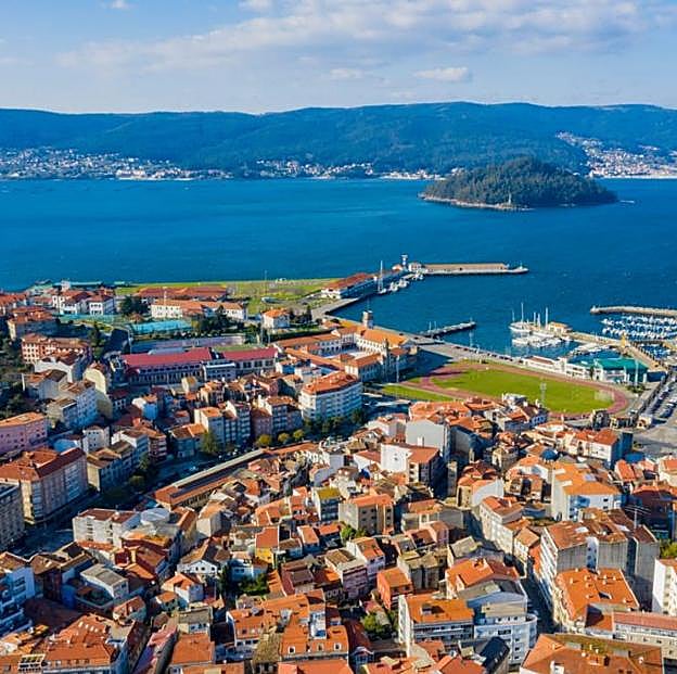 Vista aérea de Marín, donde la princesa Leonor asistirá durante los próximos meses a la Escuela Naval de la localidad.