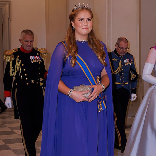 La princesa Amalia de Holanda con vestido de Essentiel Antwerp y tiara durante la cena de gala ofrecida los reyes don Felipe y doña Letizia. 