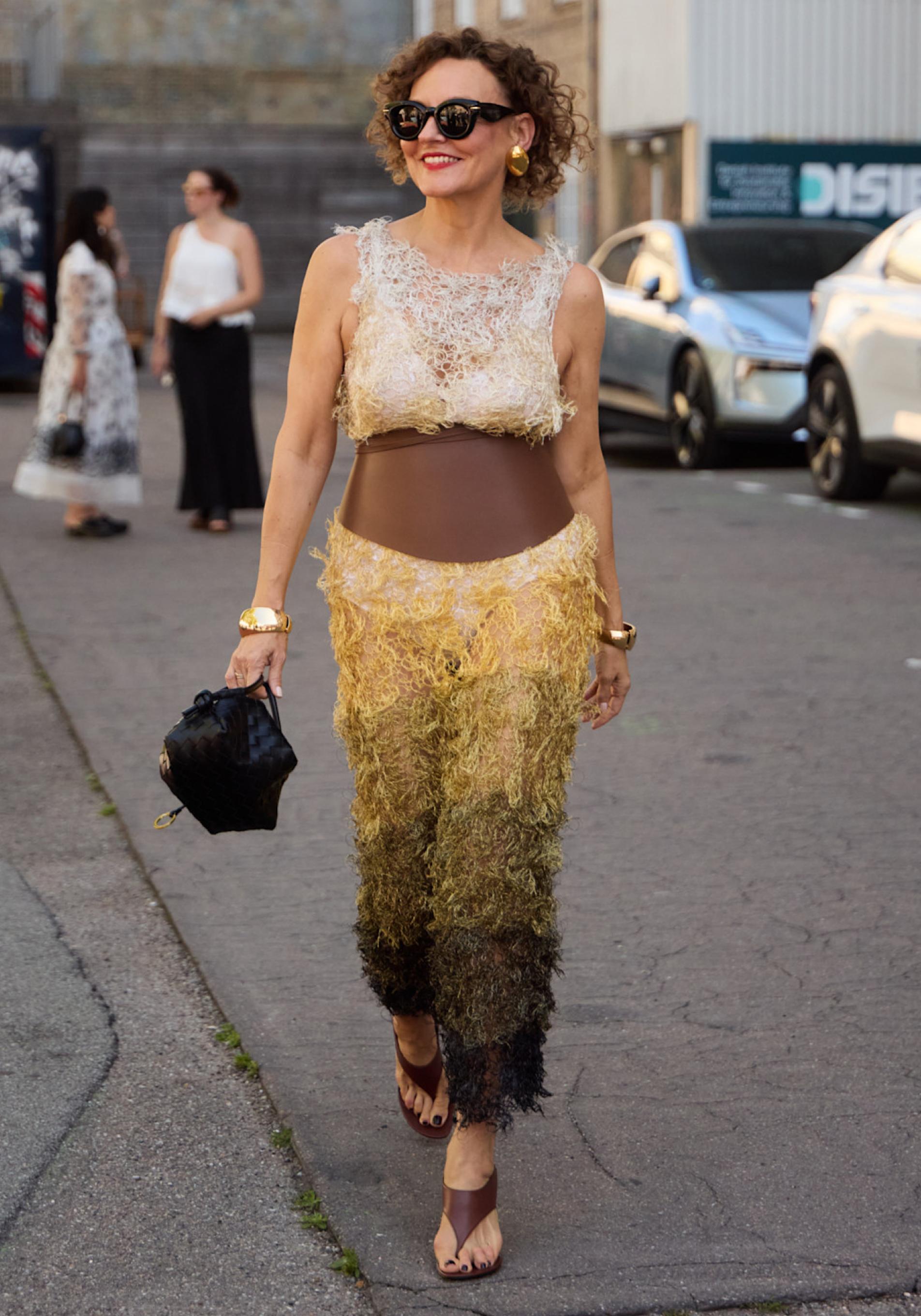 Influencer con sandalias