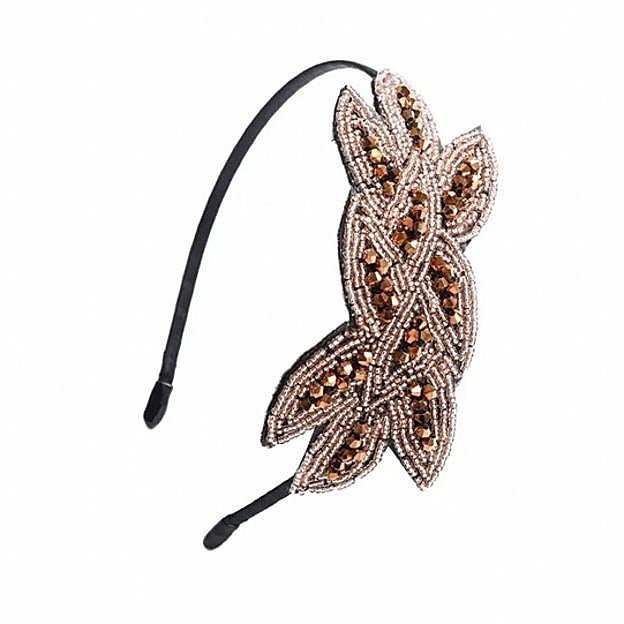 Imagen principal - Diadema de Marcela&Co (20 euros), lazo de You are the princess (2,99 euros en Primor) y pasador joya de Bijou Brigitte (14,95 euros).