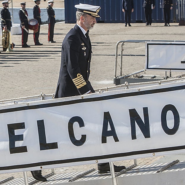 Felipe VI subiendo a bordo del buque. 