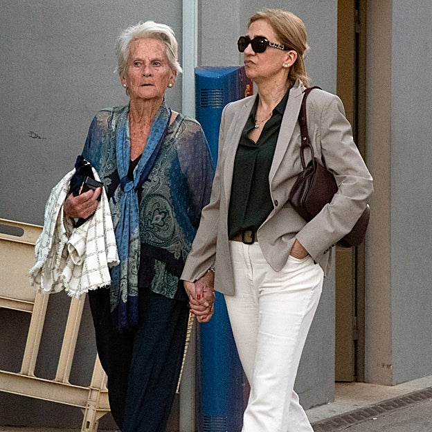 La infanta Cristina pasea de la mano de su exsuegra Claire Liebaert el pasado mes de abril en Barcelona. 