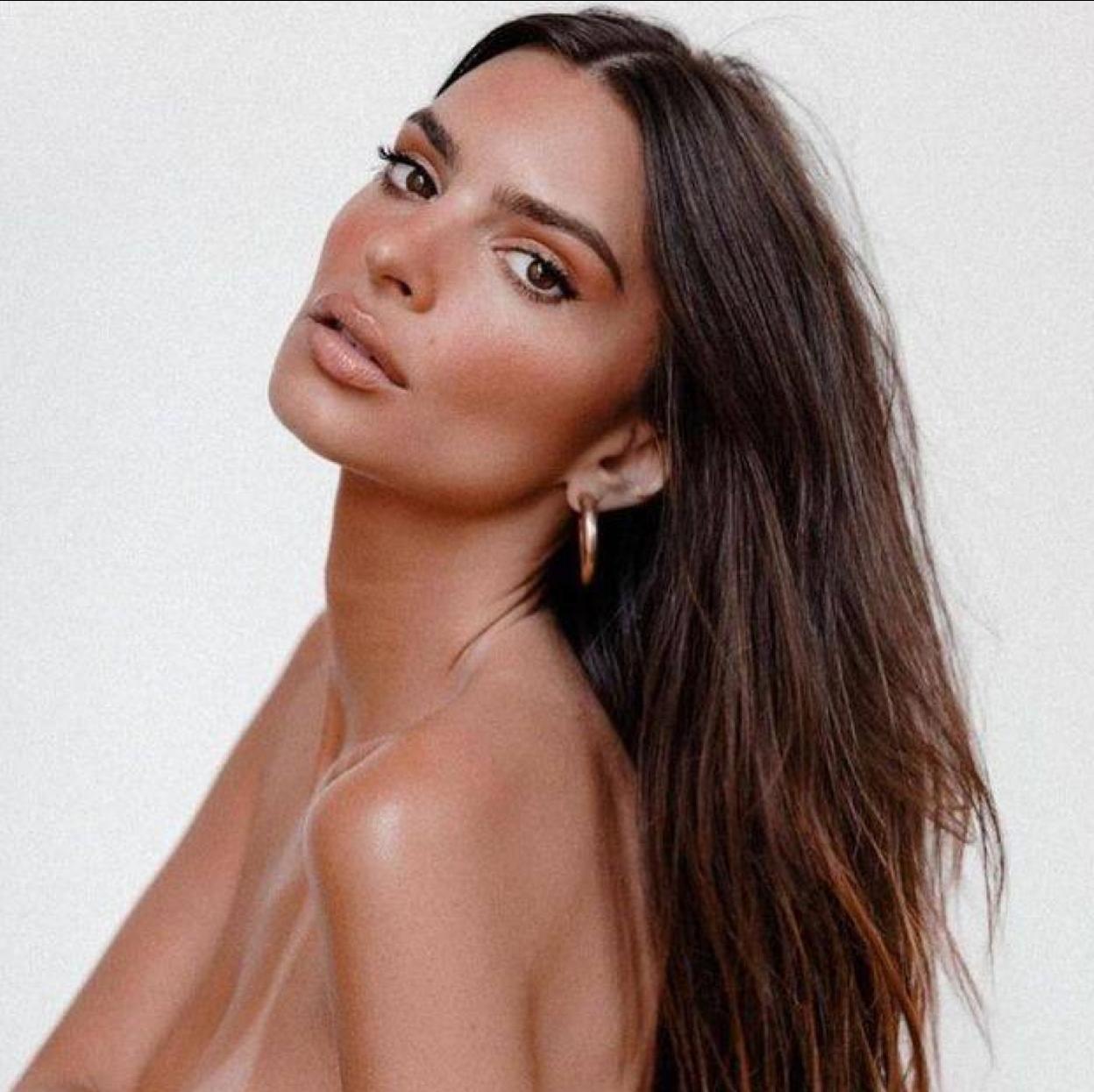 Emiley Ratajkowski con maquillaje bronceado efecto buena cara