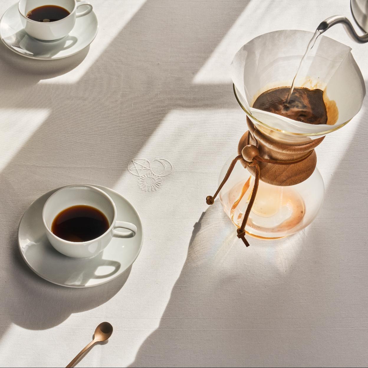 El servicio de café de La Finca, el restaurante de La Bobadilla A Royal Hideaway, en el que los comensales disfrutan de una bebida elaborada con una cafetera Chemex.