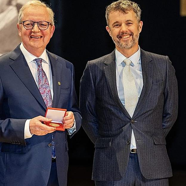 Otra evidencia de la cómica apariencia del rey Federico de Dinamarca, con una chaqueta más pequeña de lo que debería. 