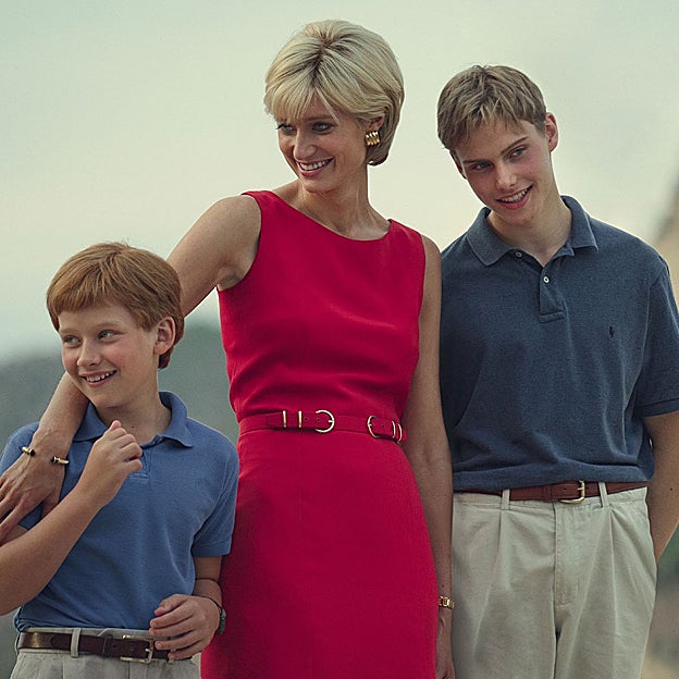 Harry, Diana y Guillermo, versión 'The Crown'. 