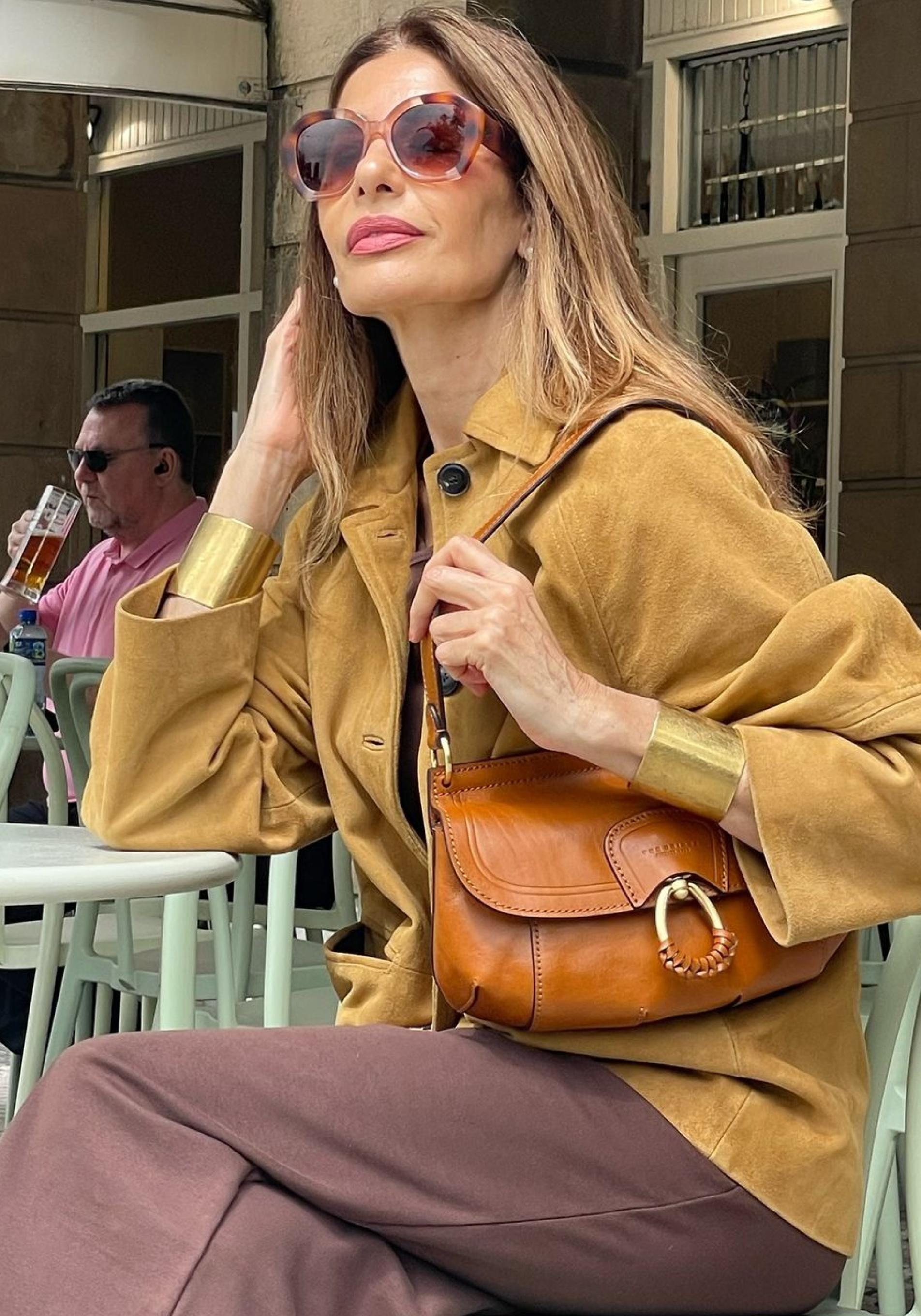 Influencer silver con chaqueta de ante