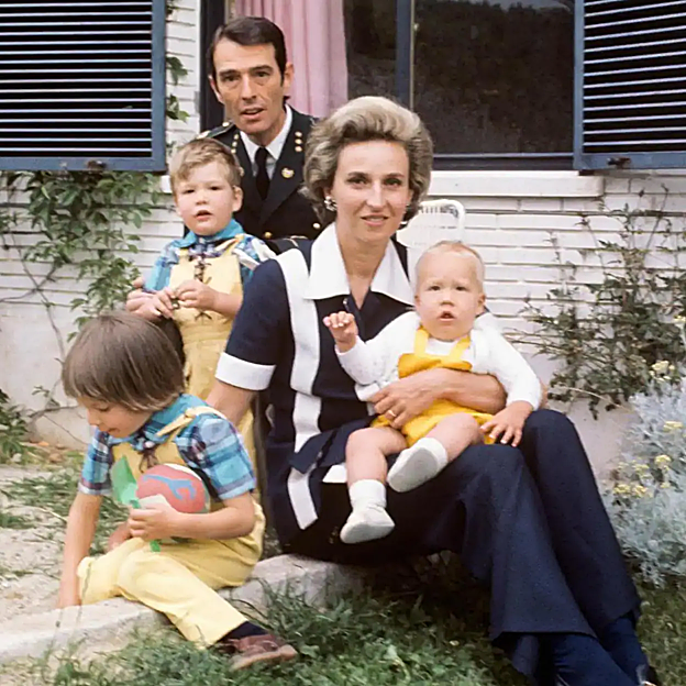 La infanta Pilar y Luis Gómez-Acebo, con tres de sus hijos. 