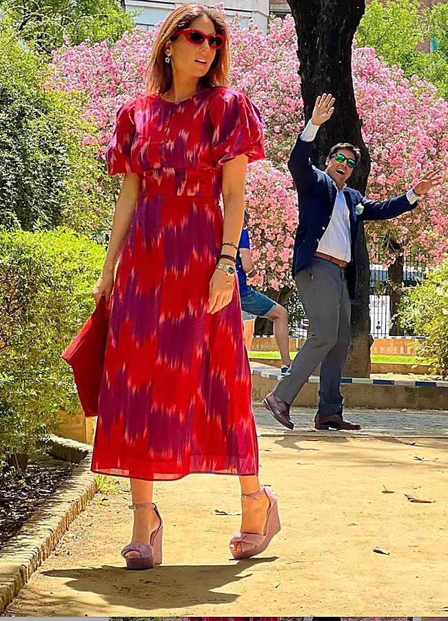 Imagen - Lourdes Montes, con un vestido de invitada y alpargatas. INSTAGRAM @LMONTESOFICIAL.
