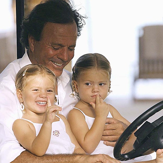 Julio Iglesias con sus dos hijas cuando eran pequeñas. 