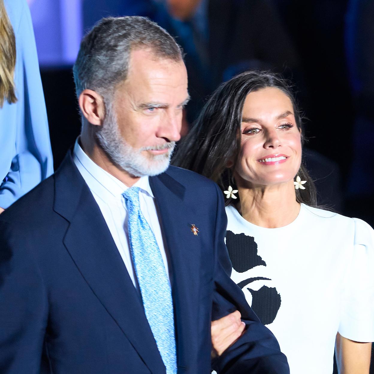 La reina Letizia puede presumir de ir del brazo del monarca más elegante del verano, según los expertos del diario británico 'The Telegraph'. 
