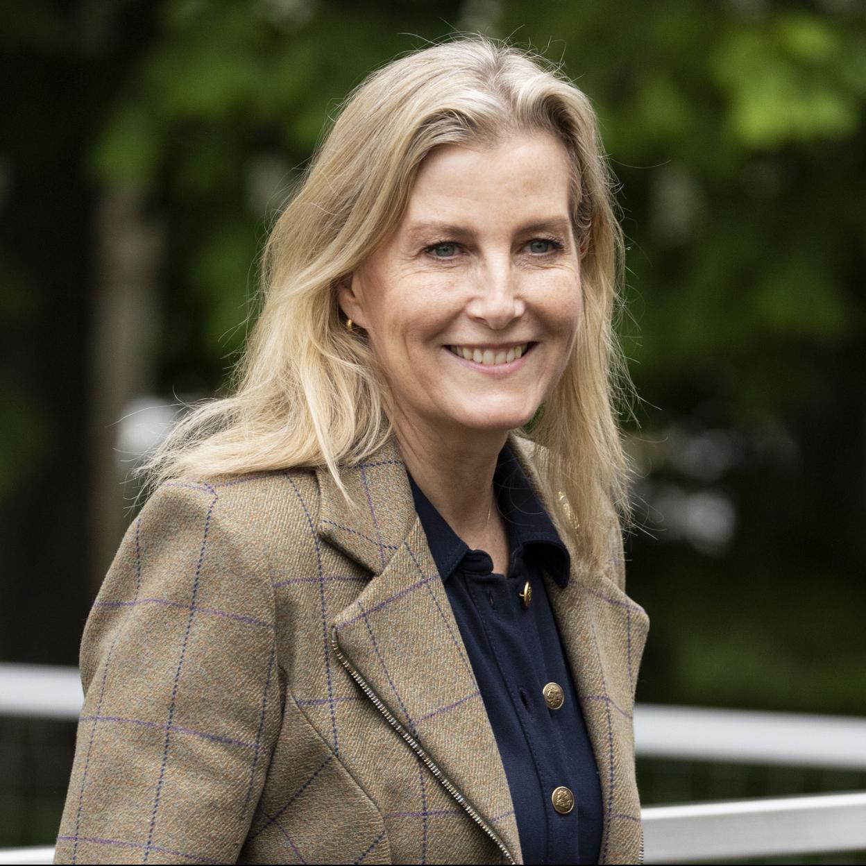 Sofía de Edimburgo, esposa del príncipe Eduardo, tiene un estilo clásico pero sque no resulta aburrido. 